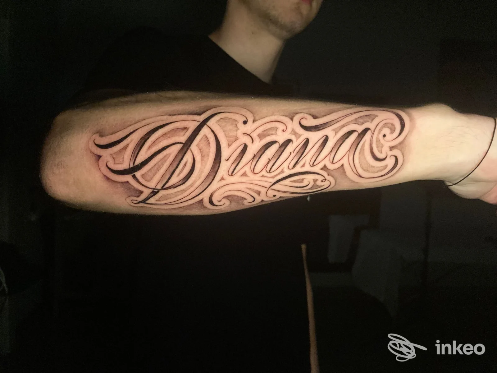 Avambraccio tatuato con lettering 'Diana', fotografia dello stato finale realizzata da Smith Tattoo Shop a Catania.