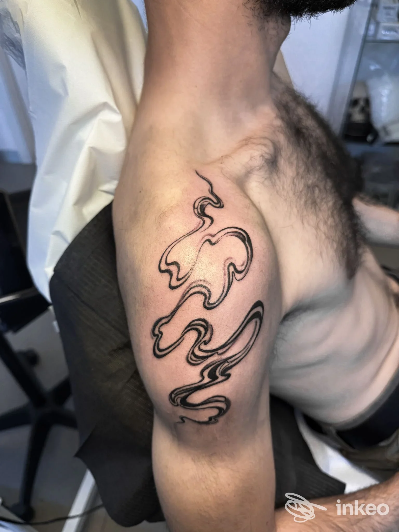 Tatuaggio astratto in nero su spalla e braccio superiore, realizzato da Soho Tattoo di Fabio La China a Palermo.