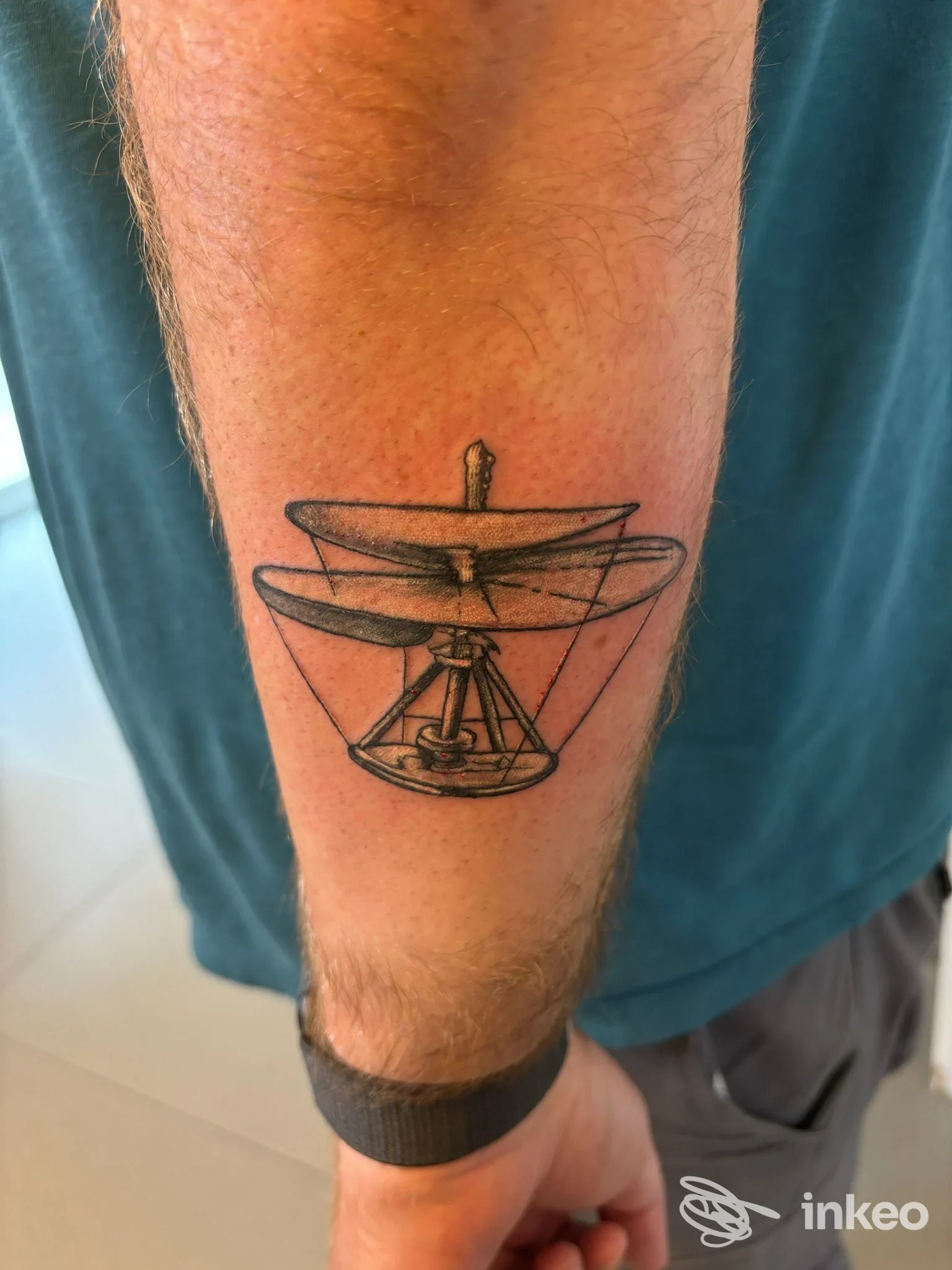 Tatuaggio in bianco e nero su avambraccio con design meccanico stilizzato. Soho Tattoo di Fabio La China, Palermo.