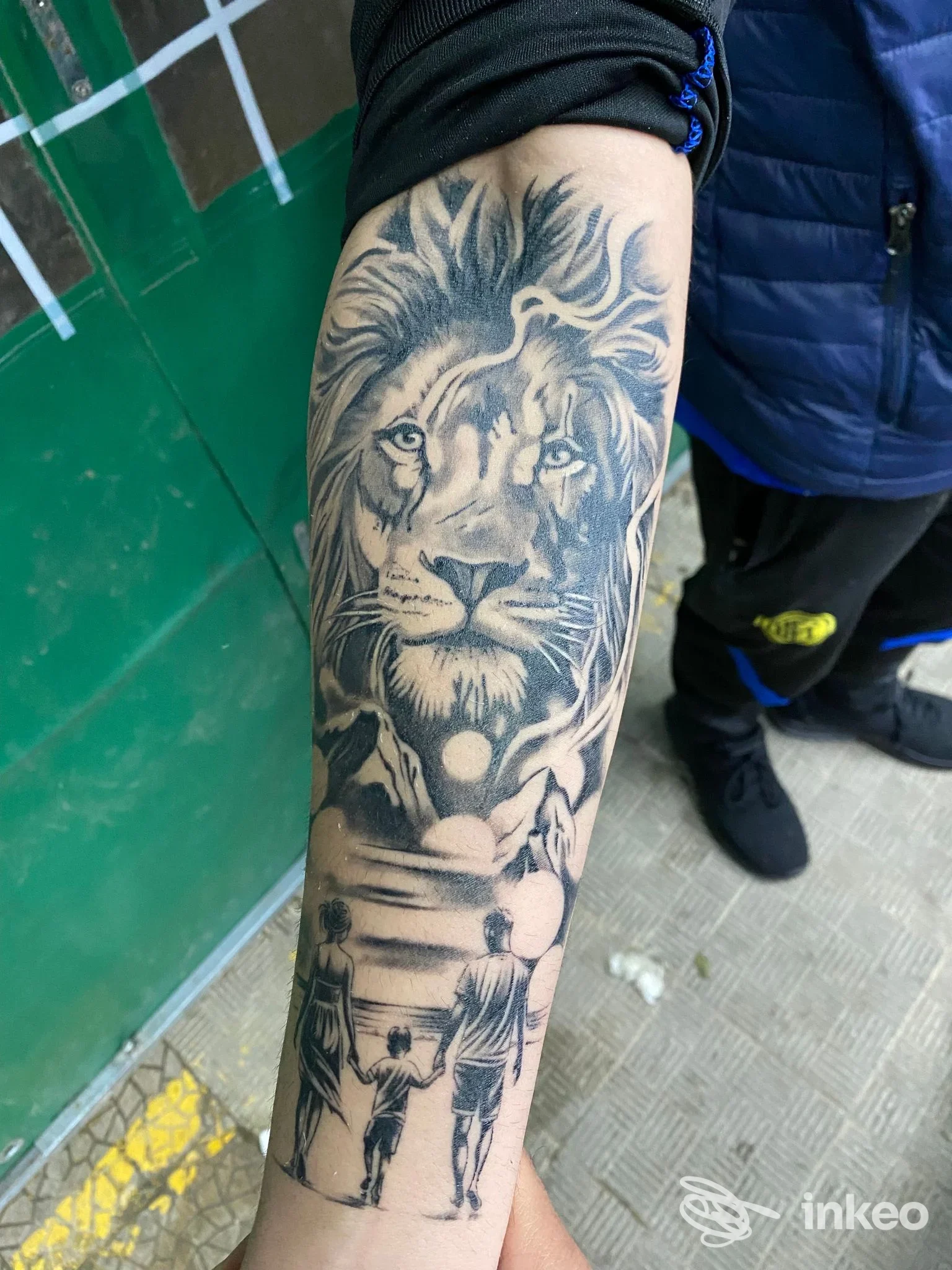 Tatuaggio a tema leone in bianco e nero sull'avambraccio, foto fornita da Spinelli’s Tattoo a Palma di Montechiaro.