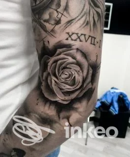 Tatuaggio realistico in bianco e nero di una rosa sull'avambraccio, Spinelli’s Tattoo, Palma di Montechiaro.