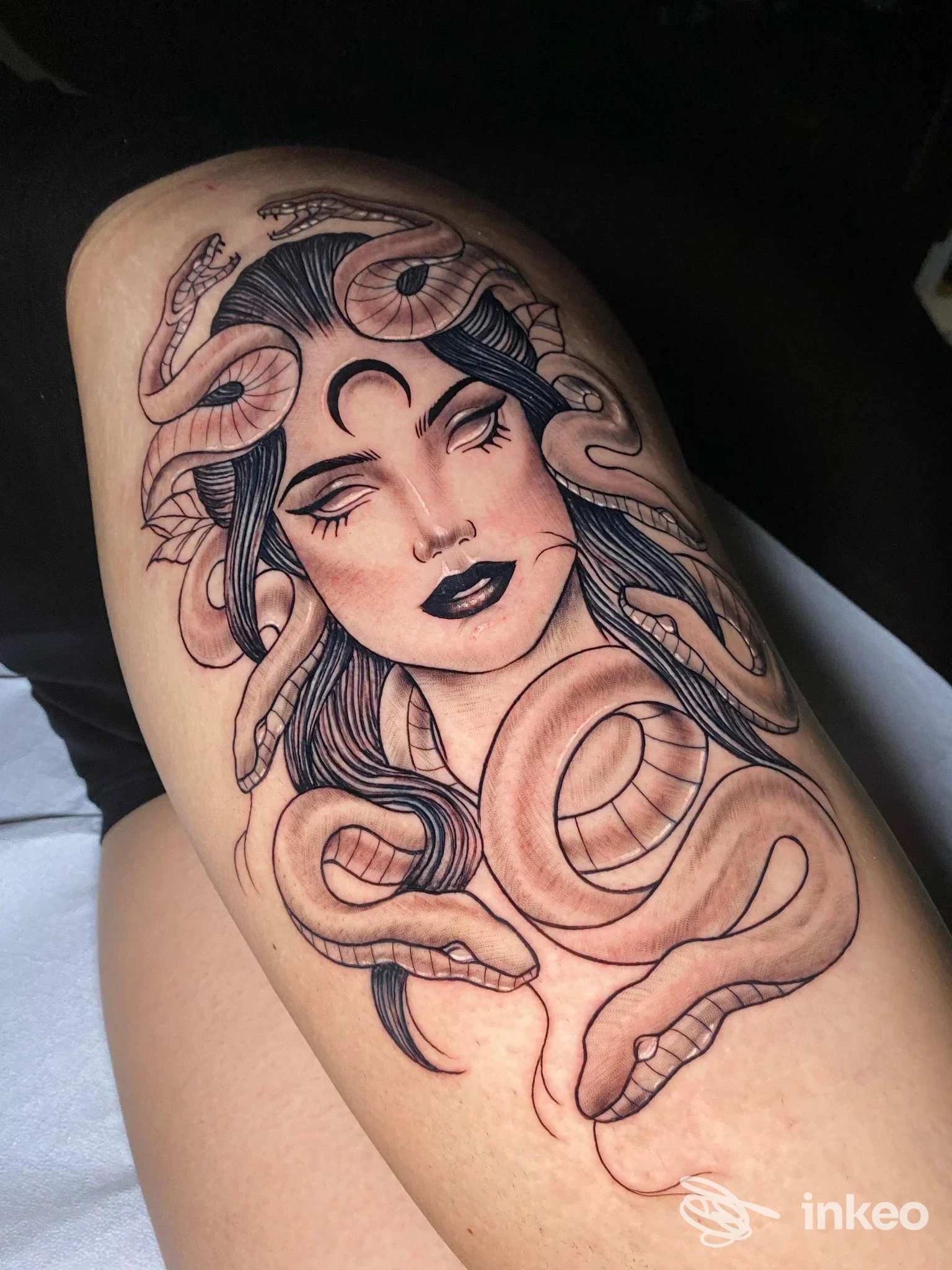 Grande tatuaggio raffigurante volto femminile con serpenti sul lato della coscia, eseguito da Strano Tattoo di Giovanni Strano a Catania.