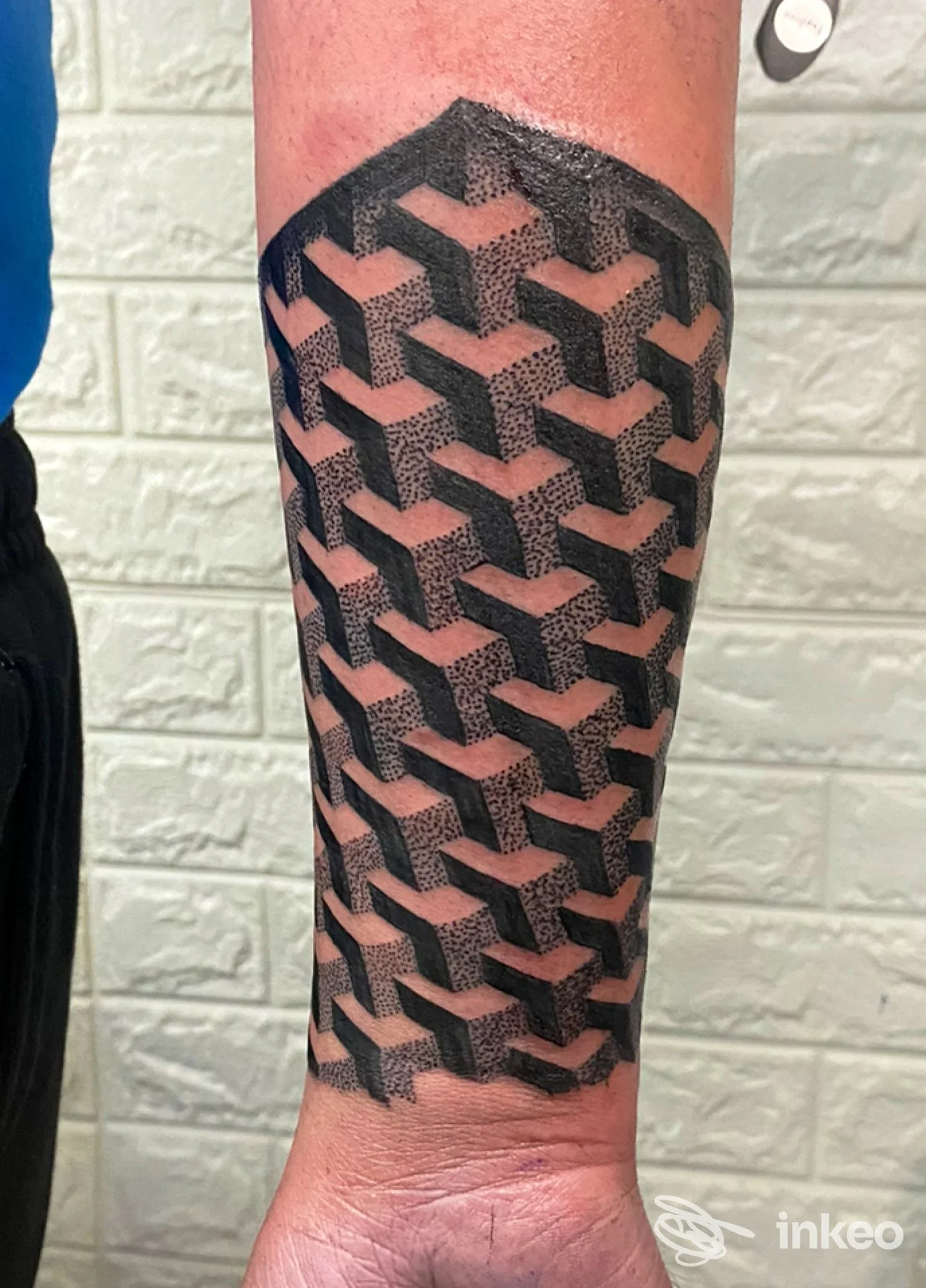 Tatuaggio geometrico a effetto tridimensionale sull'avambraccio, Strano Tattoo, Catania.