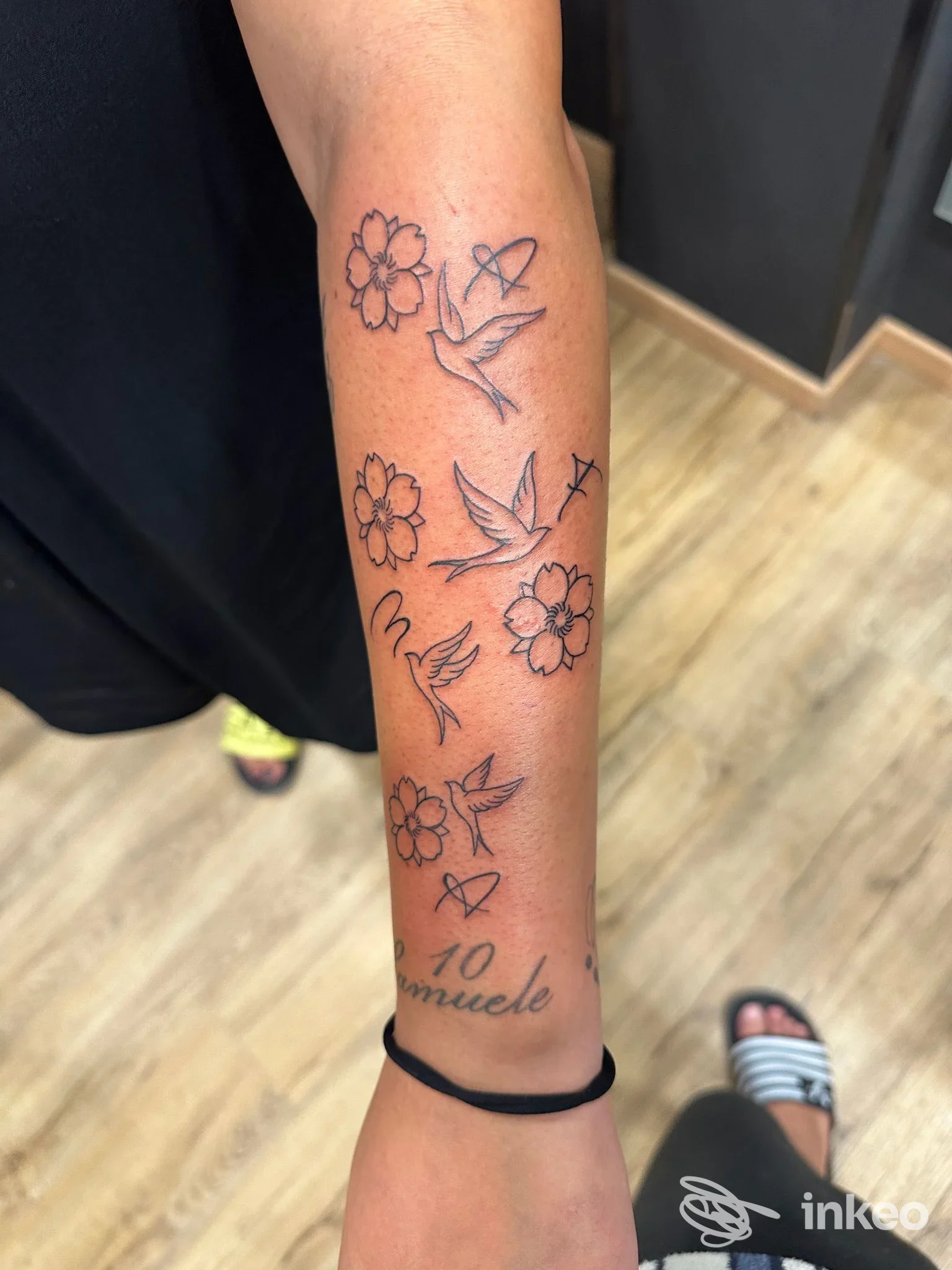 Avambraccio tatuato con rondini e fiori in linework, foto realizzata presso Studio Tattoo & Piercing Iracema Gravina di Catania, Gravina di Catania.