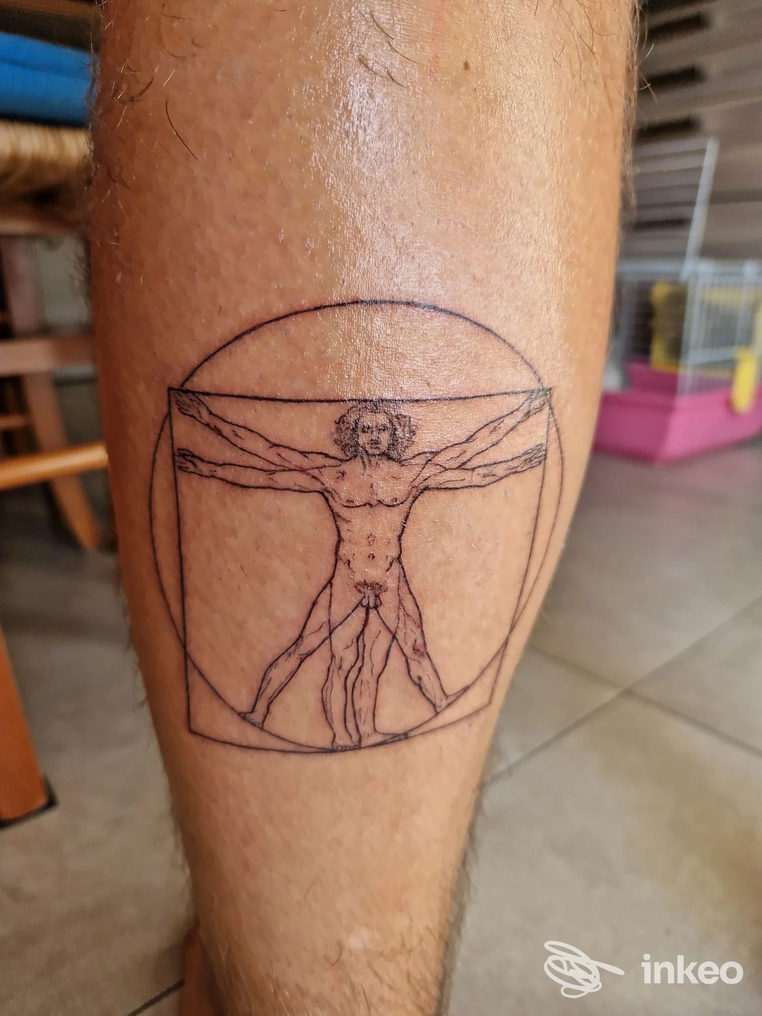 Tatuaggio linework dell'Uomo Vitruviano sul polpaccio, foto di Tahiti Tattoo a Catania che mostra il motivo su pelle naturale.