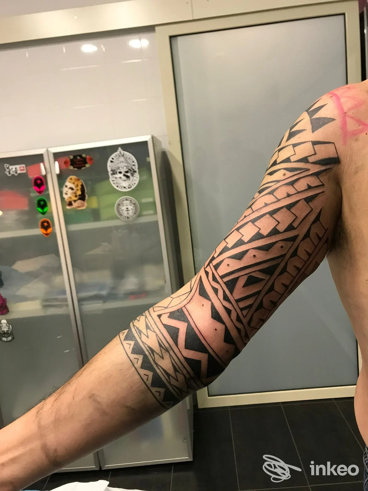 Manica tribale nera su braccio destro fotografata in studio, immagine fornita da Tahiti Tattoo, Catania.
