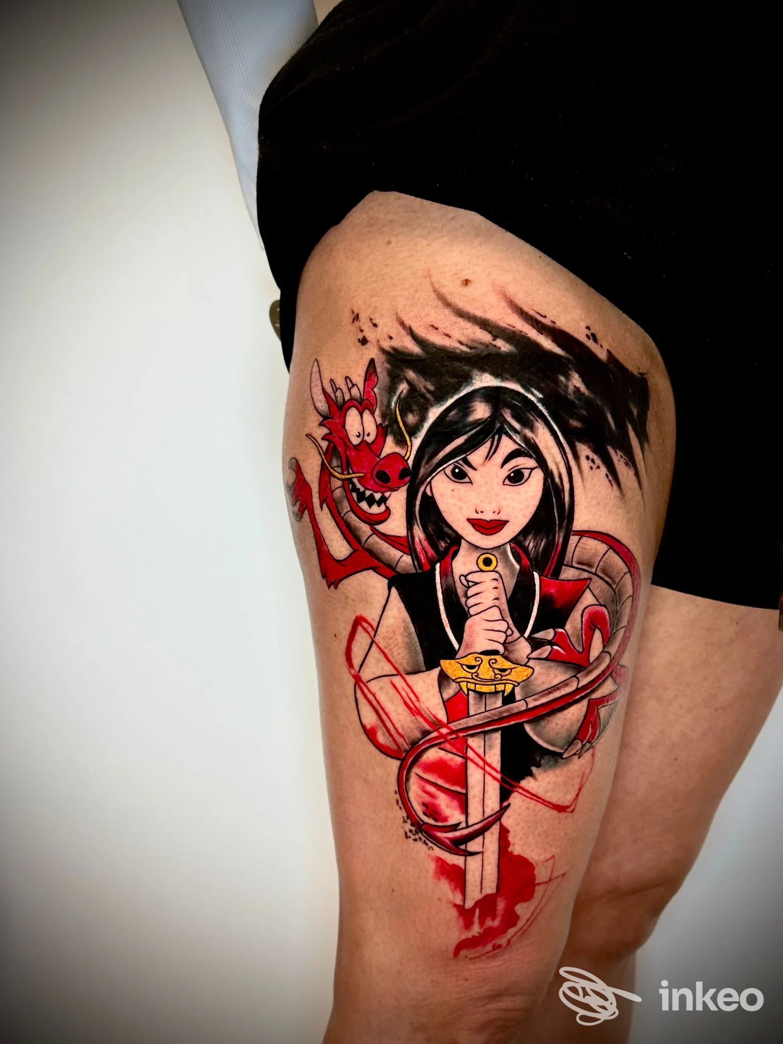 Tatuaggio a colori sulla coscia realizzato da Tattoo Club di Vito Scianna a Partinico, raffigurante una donna e un drago in stile illustrativo.