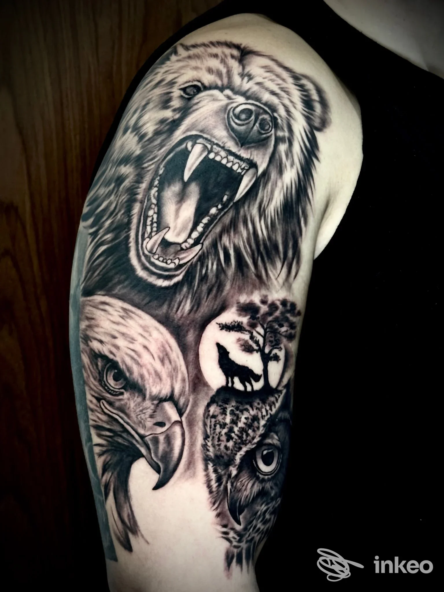 Tatuaggio realistico black & grey su braccio: orso ruggente e rapaci, Tattoo Club di Vito Scianna, Partinico.