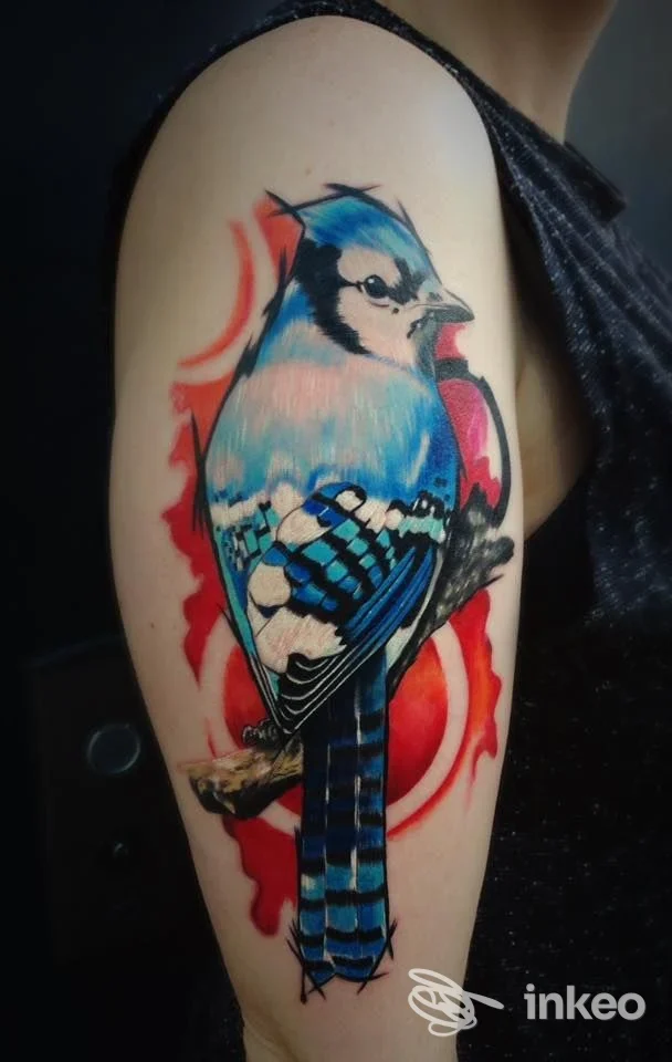 Tatuaggio a colori di una ghiandaia sul braccio superiore, Soul Moko Tattoo, Santo Stefano di Camastra.