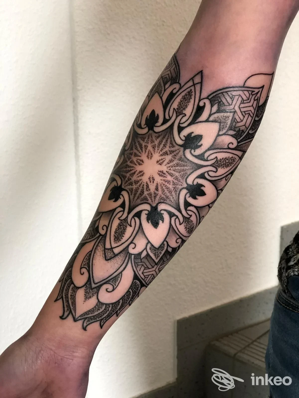Primo piano di un tatuaggio geometrico e dotwork sull'avambraccio, realizzato da Soul Moko Tattoo a Santo Stefano di Camastra.