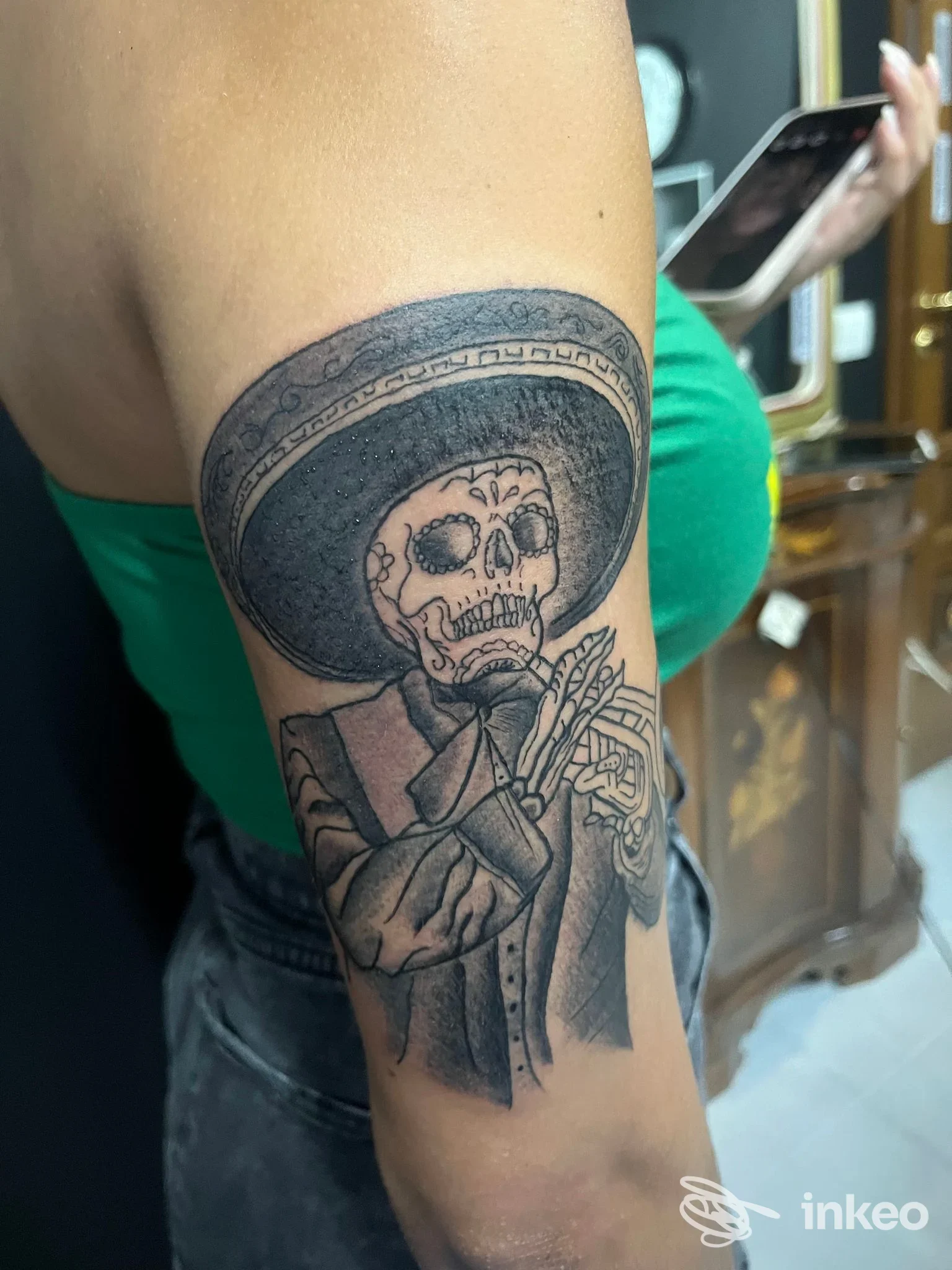 Tatuaggio scheletro con sombrero sul braccio superiore, foto inviata da THE INK ROOM TATTOO SHOP a Catania.