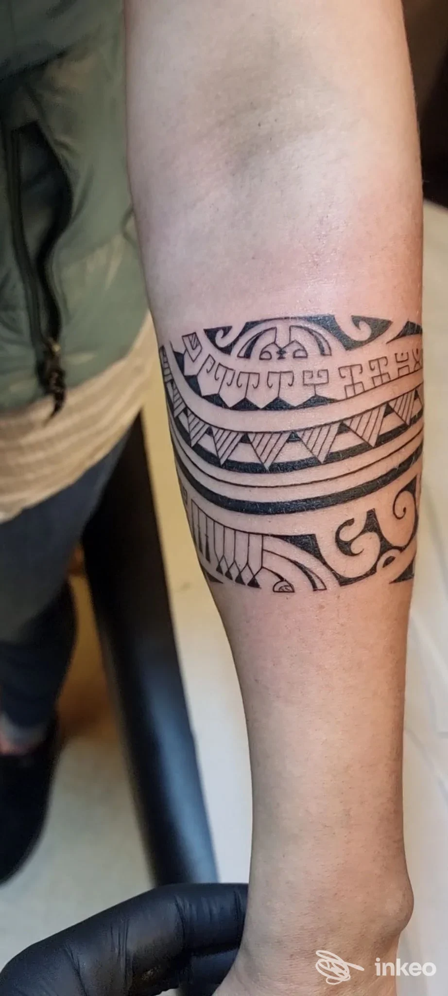 Avambraccio con tatuaggio tribale/polinesiano a fascia in nero, foto proveniente dallo studio Tahiti Tattoo di Fabio La Rocca a Nicolosi.