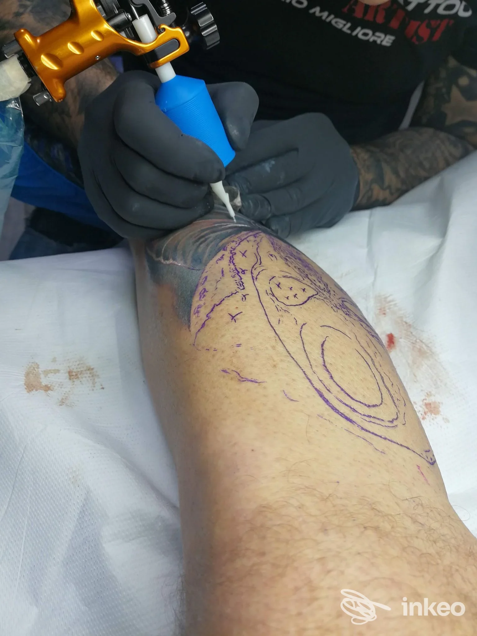 Tatuatore all'opera su una gamba con stencil e macchinetta — Tattoo Evolution, Giarre.