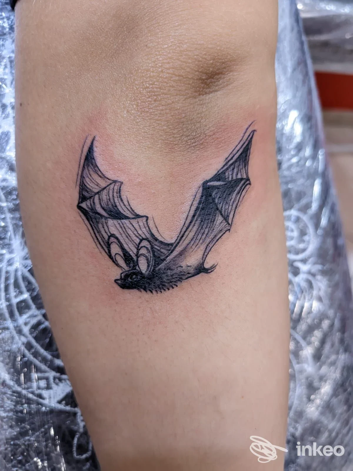 Tatuaggio di pipistrello in stile linework sull'avambraccio, fotografato presso Tattoo Studio di Stefano Pennacchio a Lentini.