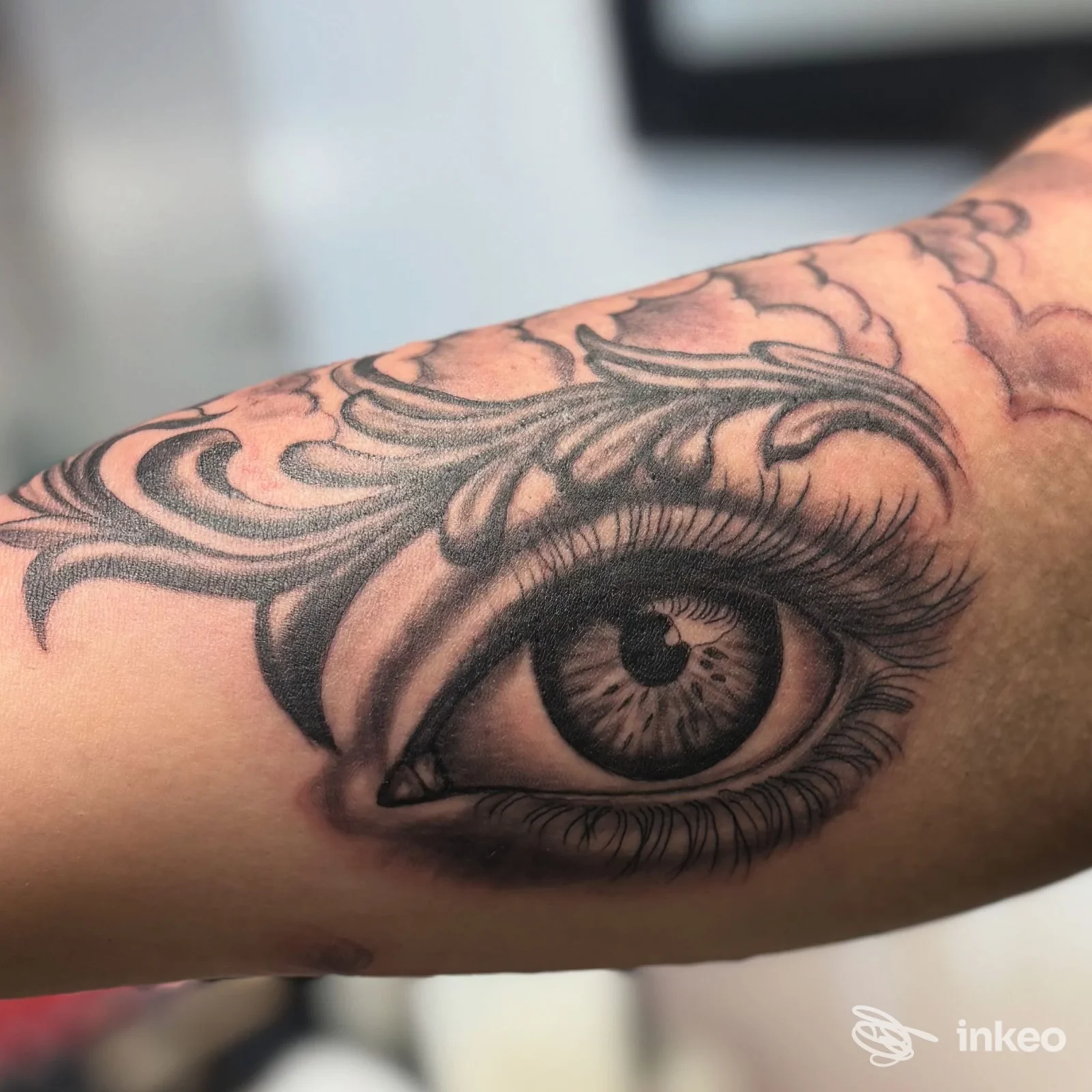 Primo piano di un tatuaggio a occhio realizzato sull'avambraccio, foto inviata da Tattoo Dinaink ad Acireale.