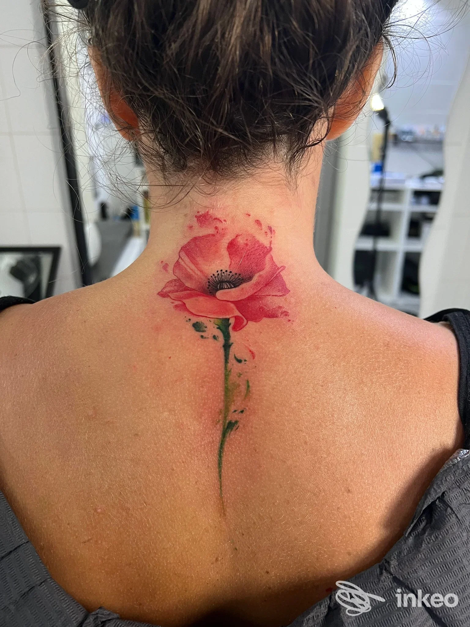 Grande tatuaggio a papavero sulla nuca e parte superiore della schiena, I colori dell'anima, Palermo.