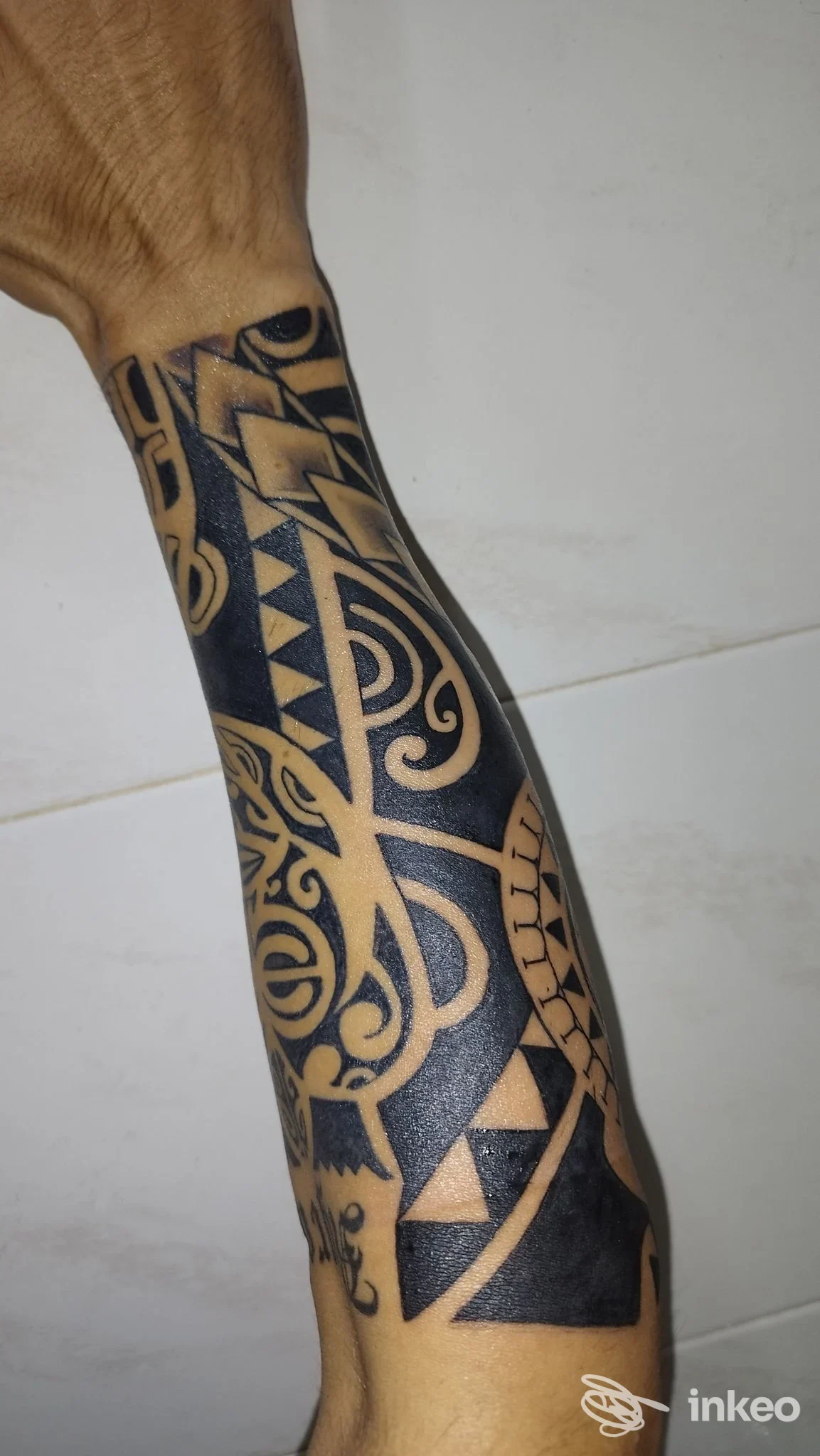 Tatuaggio geometrico/polinesiano nero su avambraccio mostrato per intero, foto fornita da That's Amore Tattoo Studio, Palermo.