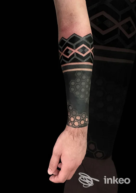 Manica geometrica blackwork sull'avambraccio, foto tratta dallo studio The Original Tattoo, Enna.