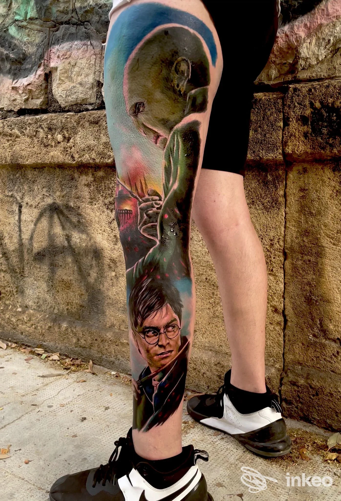 Fotografia del polpaccio tatuato con un grande soggetto realistico a colori che copre la gamba inferiore, lavoro di The Original Tattoo a Enna.