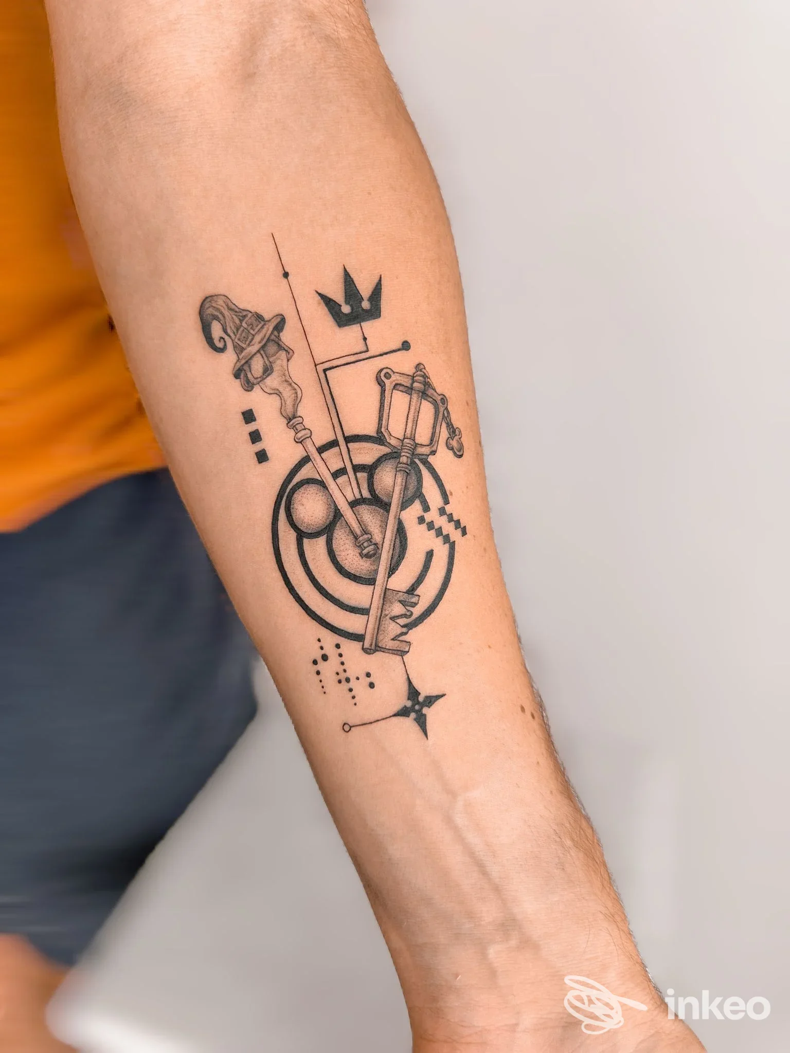 Tatuaggio blackwork geometrico su avambraccio, foto fornita da The Odyssey Tattoo, Trapani.