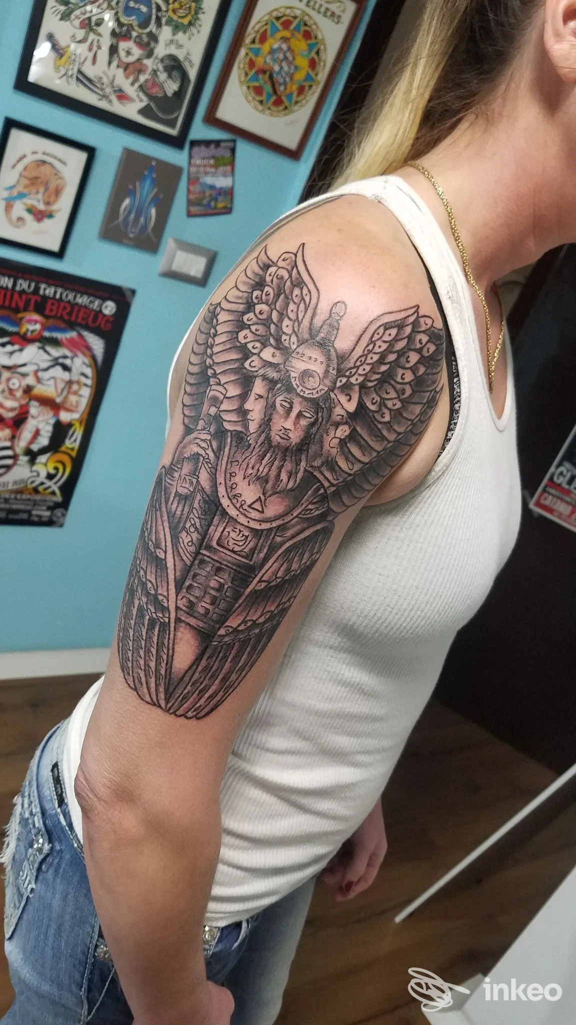 Tatuaggio black & grey esteso su spalla e parte superiore del braccio, fotografia realizzata da The Travellers Tattoo a Catania, dettaglio del soggetto mitologico.