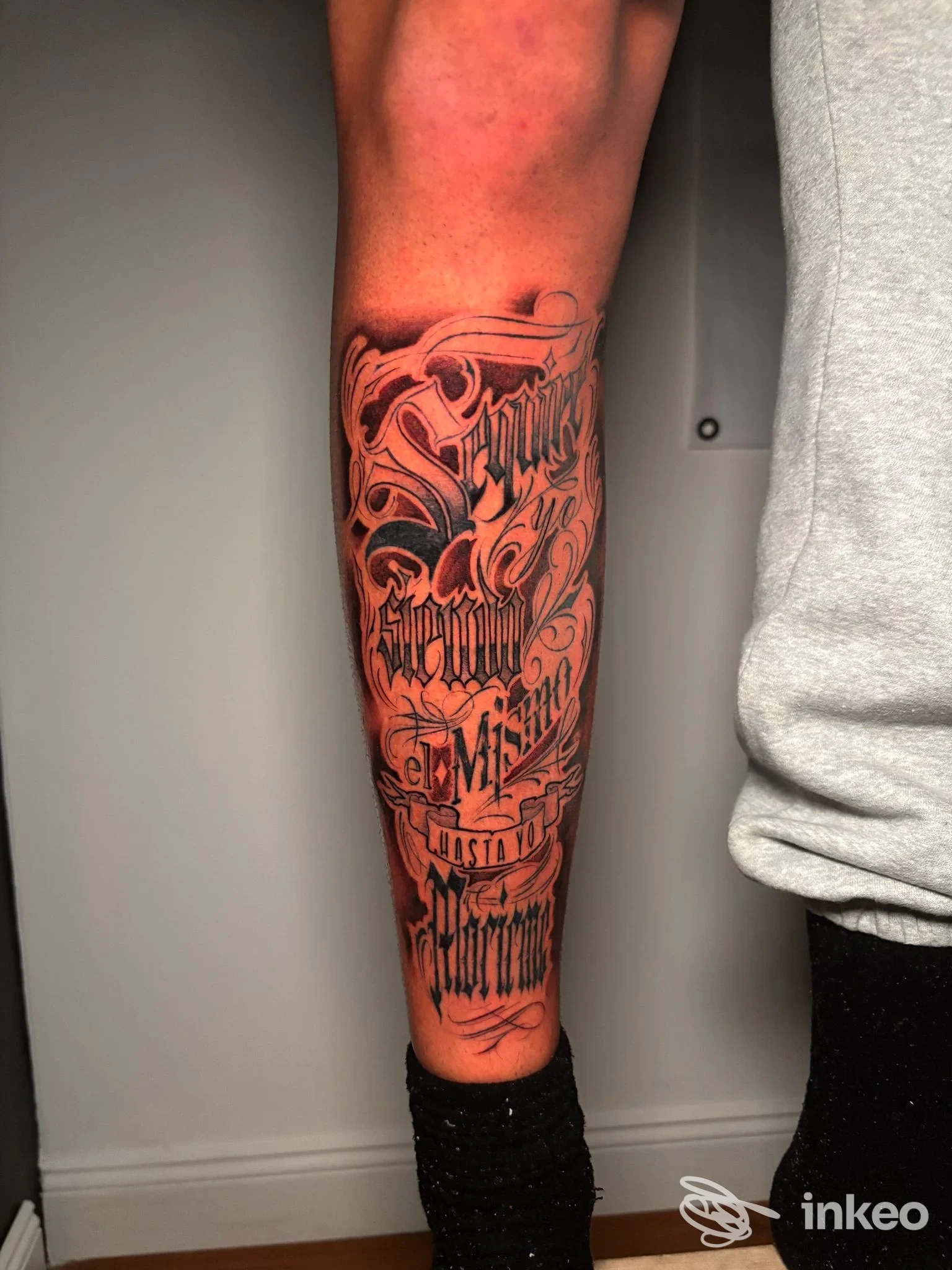 Tatuaggio lettering nero sull'avambraccio destro, foto realizzata presso Tomodachi Tattoo Studio a Mazara del Vallo.