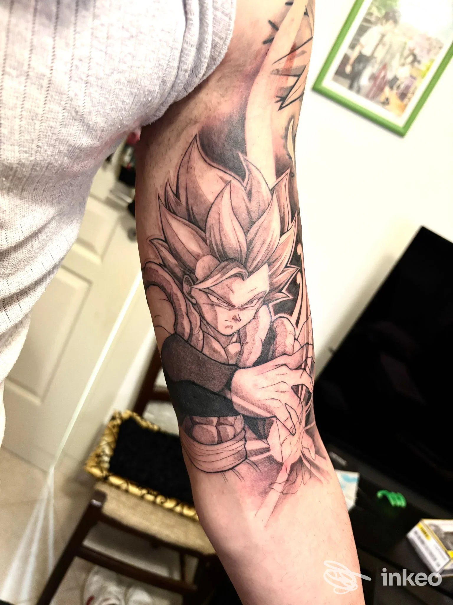 Ampio tatuaggio in bianco e nero a tema anime sull'avambraccio. Tomodachi Tattoo Studio, Mazara del Vallo.