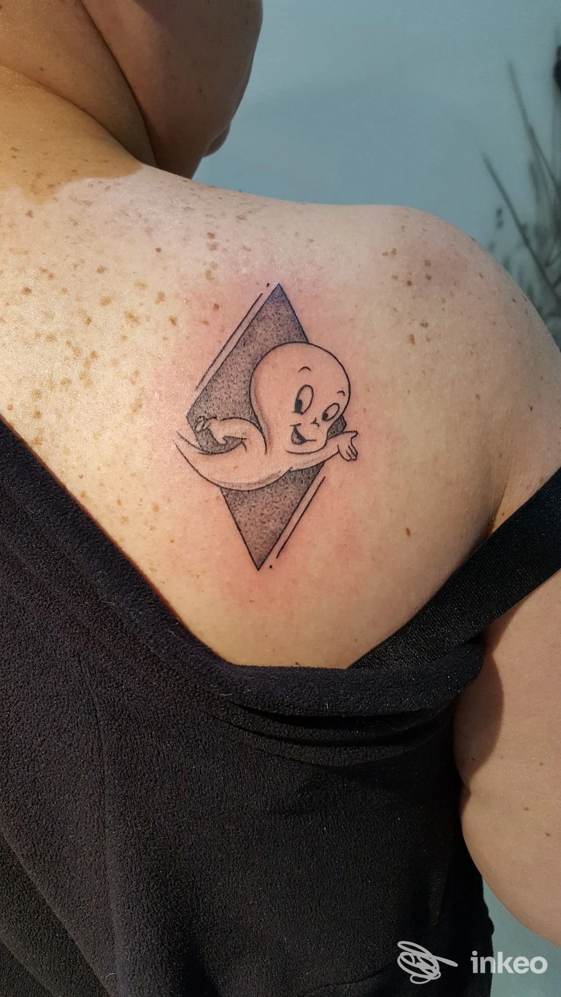 Tatuaggio di fantasma in bianco e nero sulla spalla/alta schiena, realizzato da Ttinko Studio Tattoo, Comiso.