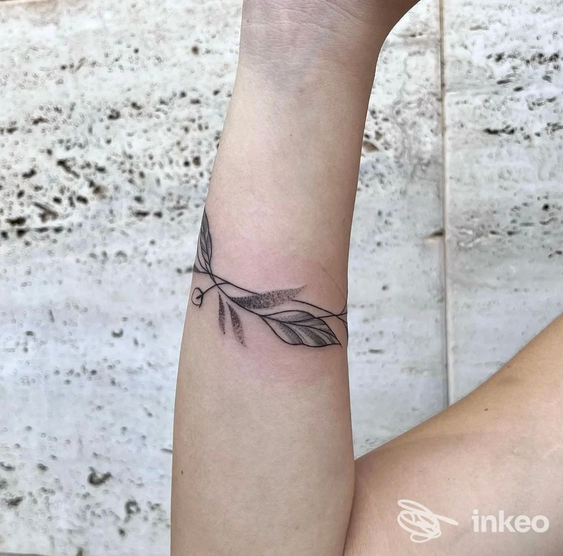 Tatuaggio sottile a foglie sull'avambraccio interno, foto condivisa da Torture Tattoo Studio a Milazzo.