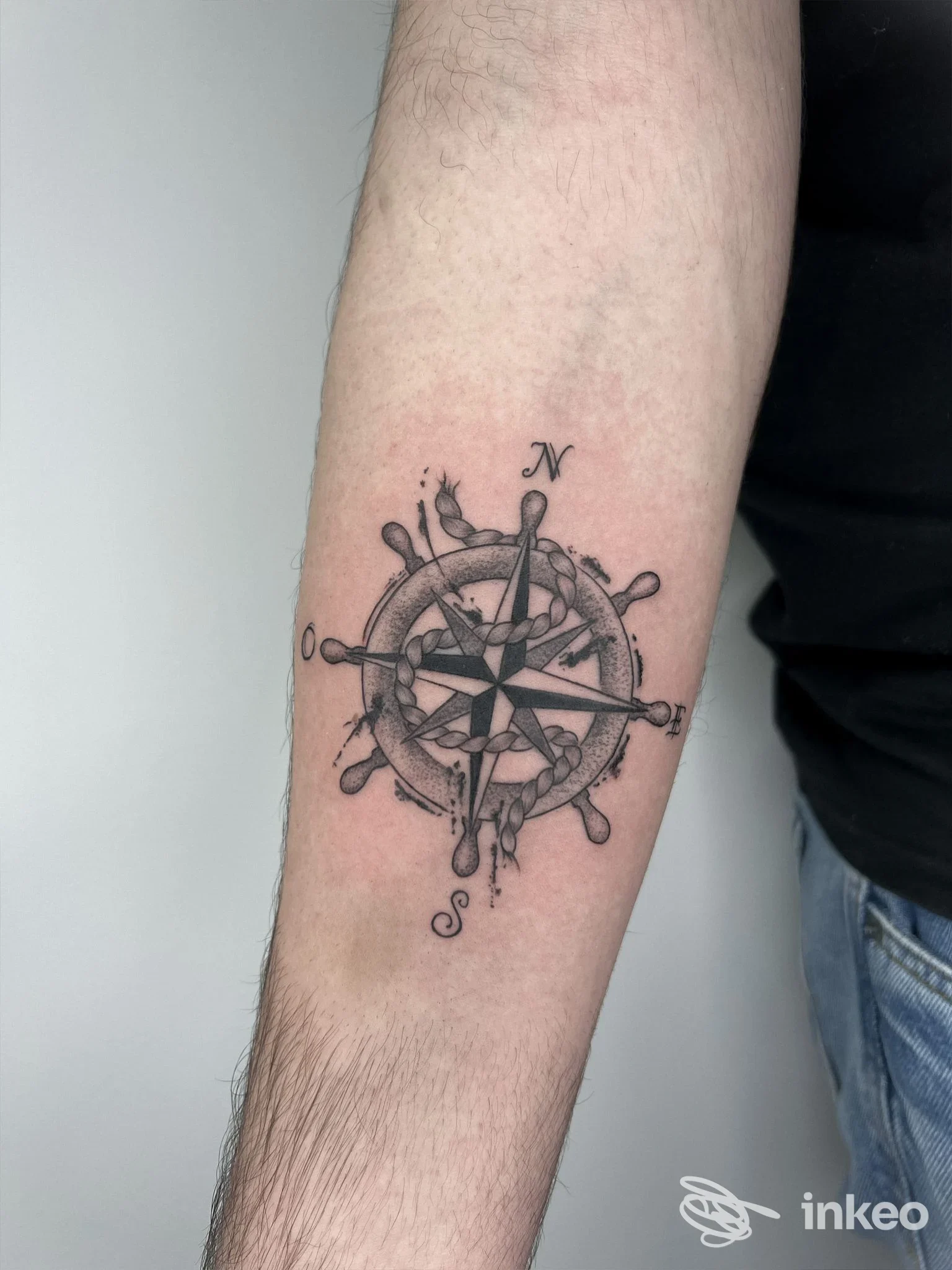 Tatuaggio bussola e timone sull'avambraccio interno, Torture Tattoo Studio, Milazzo.