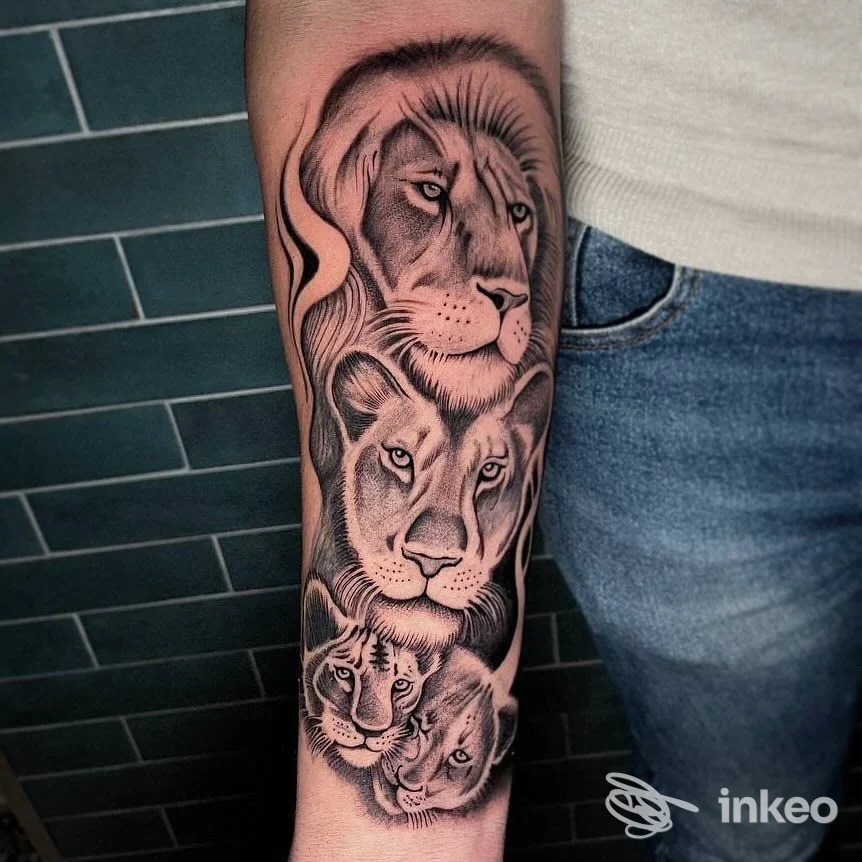 Tatuaggio realistico in bianco e nero di una famiglia di leoni sull'avambraccio, foto fornita da Urania Tattoo Studio a Palermo.
