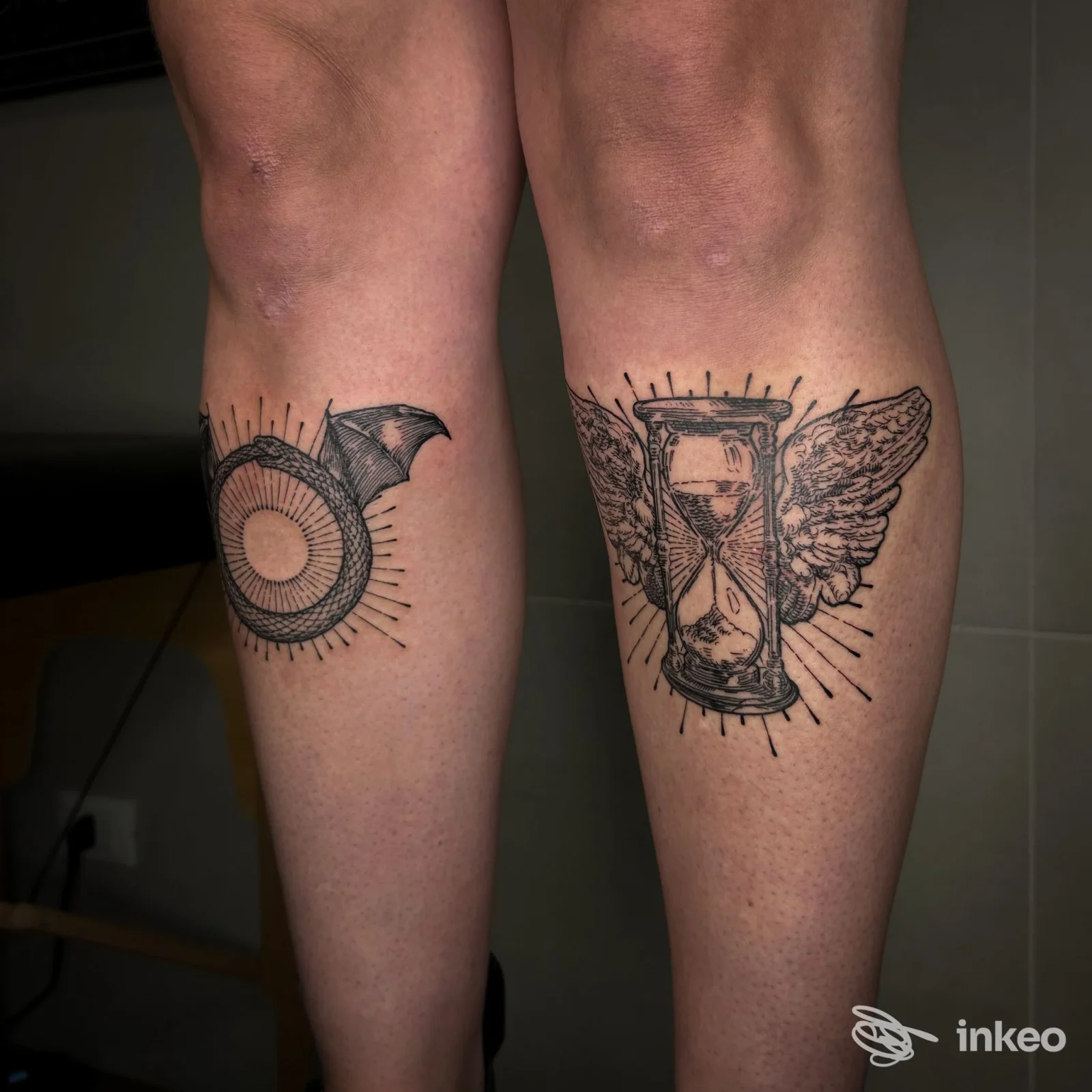 Due tatuaggi neri sui polpacci: una clessidra alata e un motivo circolare in linework, foto presa nello studio Urania Tattoo Studio, Palermo.