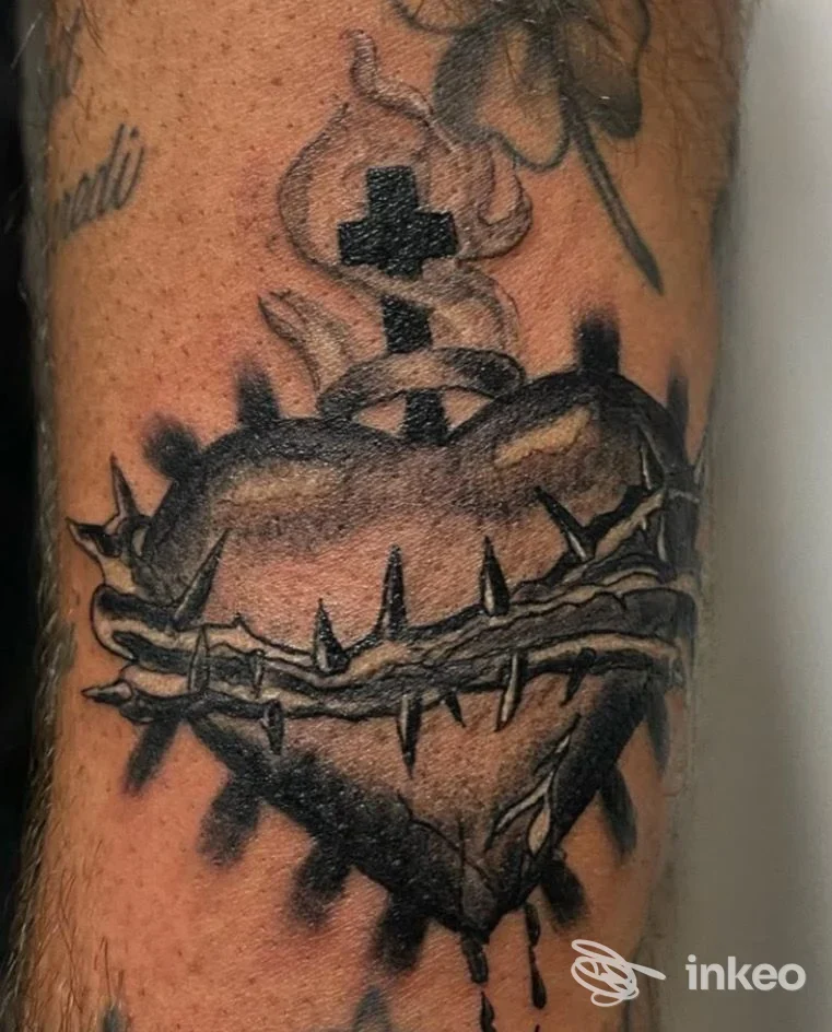 Tatuaggio su avambraccio a Catania: cuore coronato di spine in nero e grigio, foto dallo studio Vali Tattoo & Bodypiercing.