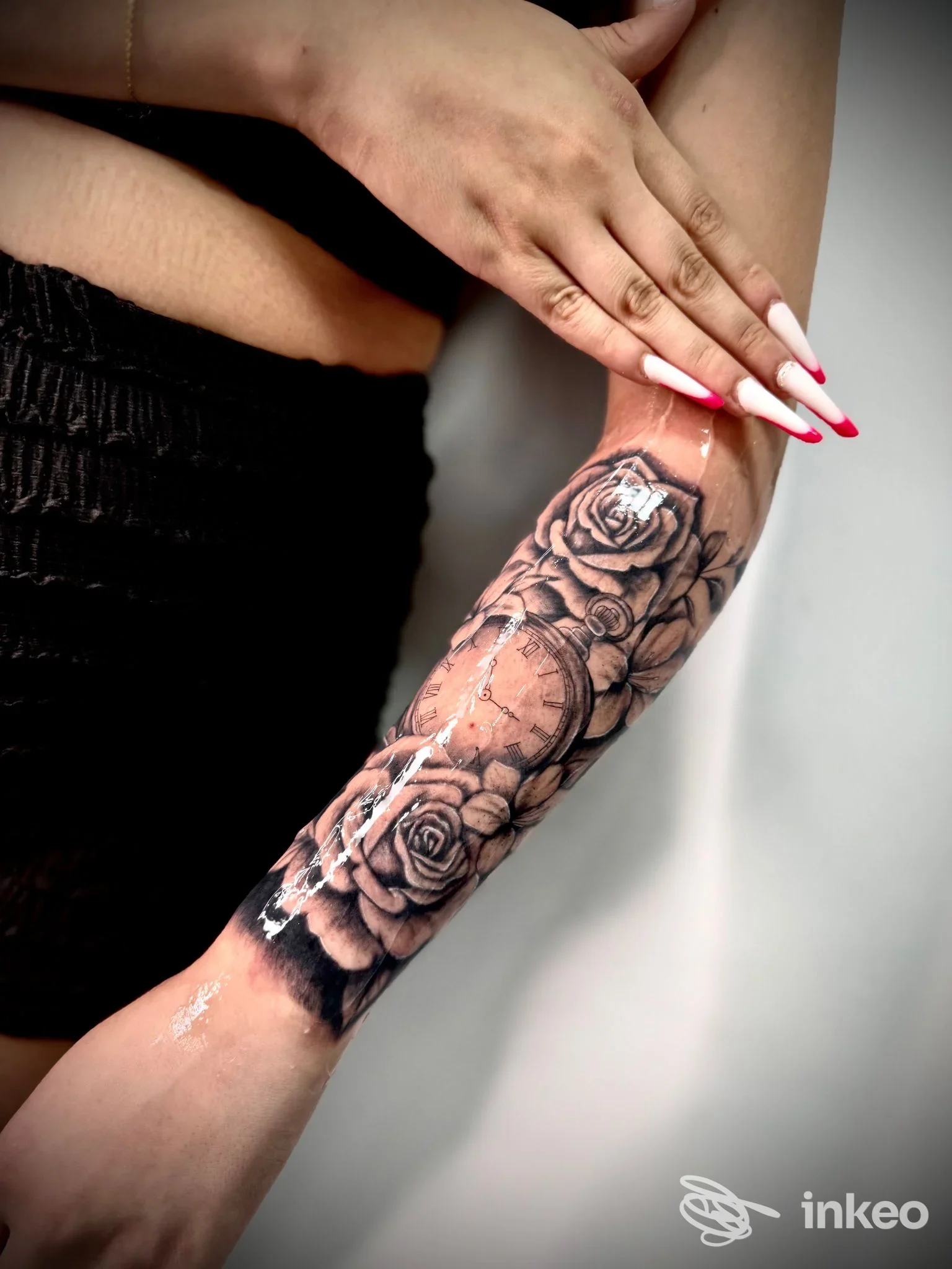 Avambraccio tatuato con rose e dettagli circolari, foto di Wanderlust Tattoo Di Maria Vanessa Alotto a Palma di Montechiaro.