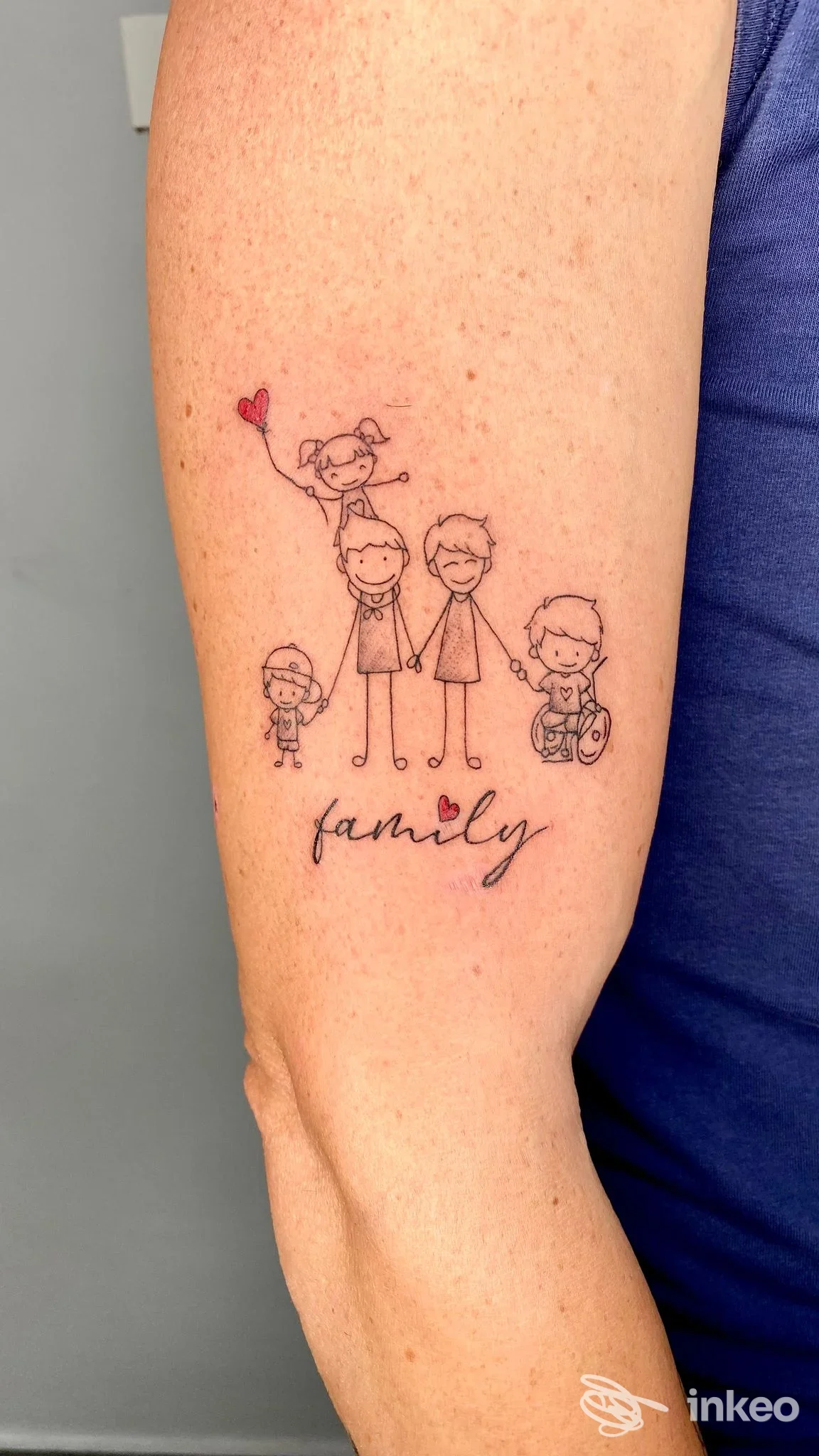 Tatuaggio minimal su avambraccio con famiglia stilizzata e un palloncino a cuore. Wanderlust Tattoo, Palma di Montechiaro.