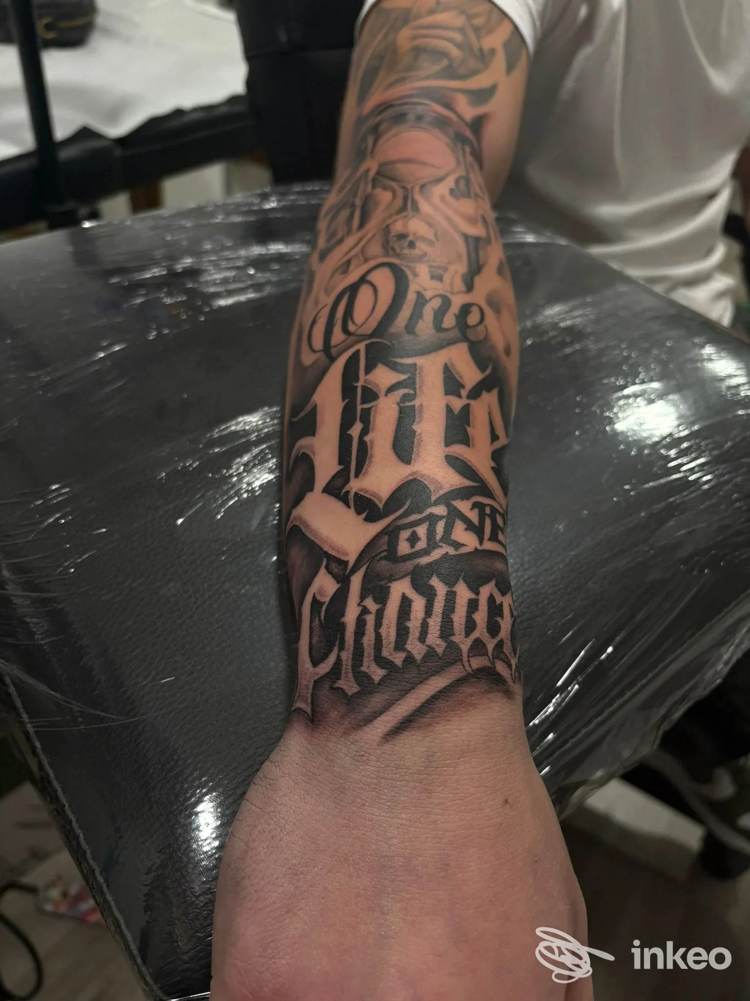 Tatuaggio lettering in bianco e nero sull'avambraccio, foto inviata da sINKronize Tattoo a Catania.