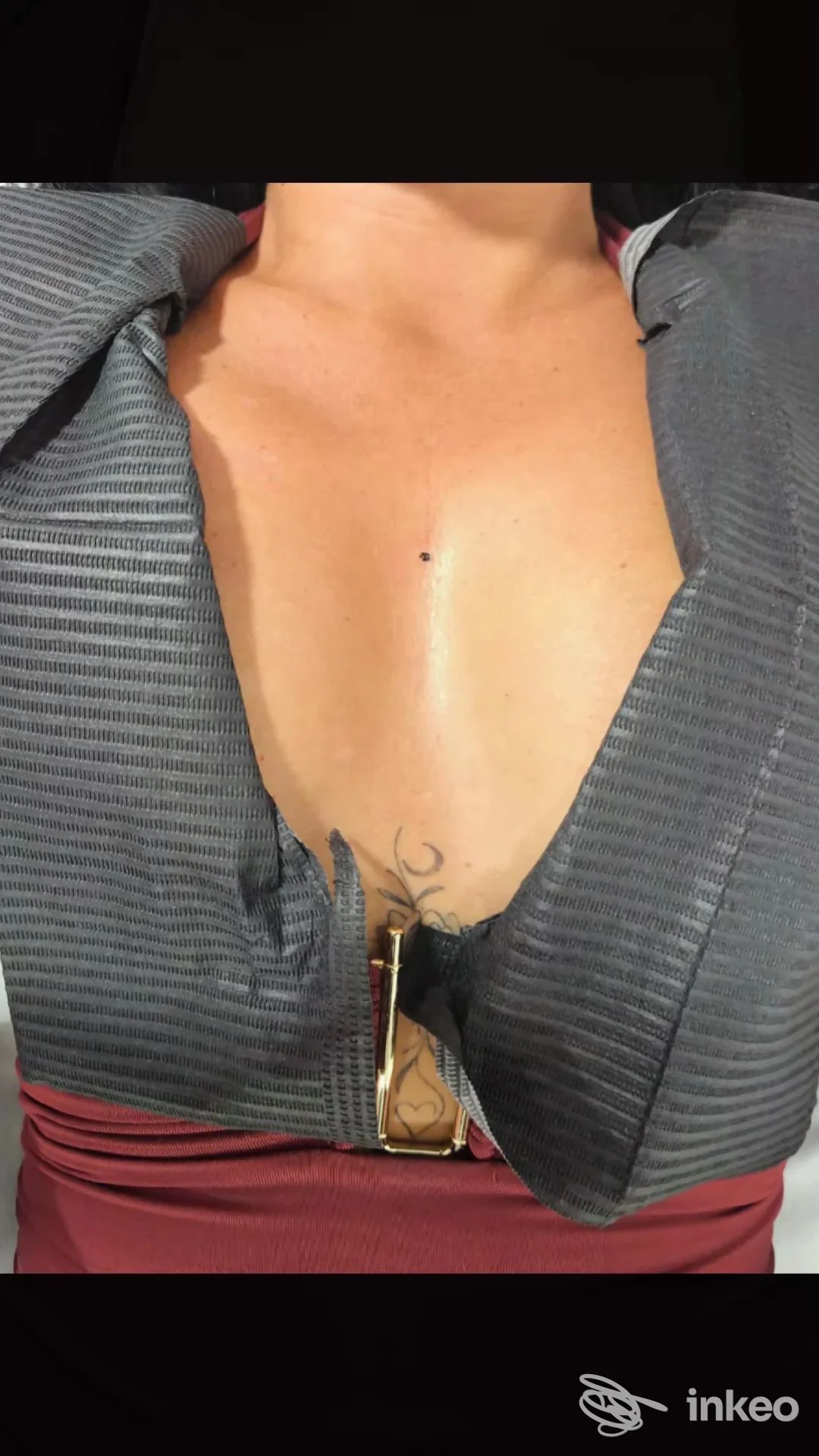 Dettaglio del décolleté con tatuaggio sullo sterno. Immagine fornita dallo studio sINKronize Tattoo, Catania.