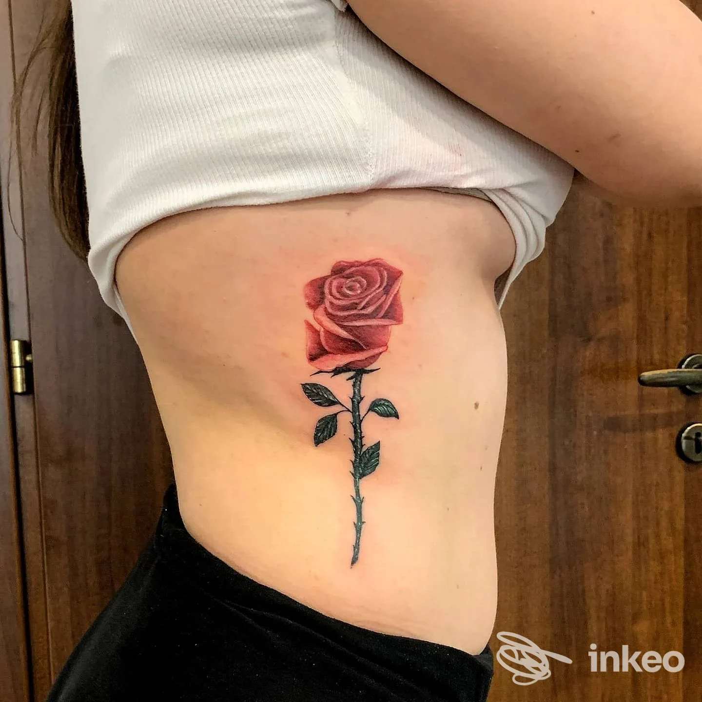 Tatuaggio a forma di rosa rossa sul fianco, foto realizzata nello studio Absinthium Tattoo a Palermo.