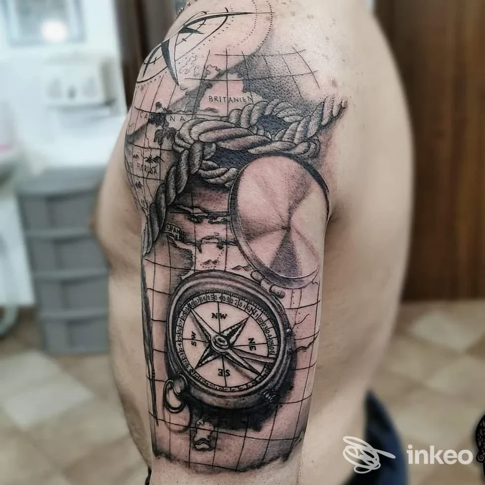 Tatuaggio nautico su spalla e braccio con bussola, mappa e corda, realizzato da Absinthium Tattoo a Palermo.