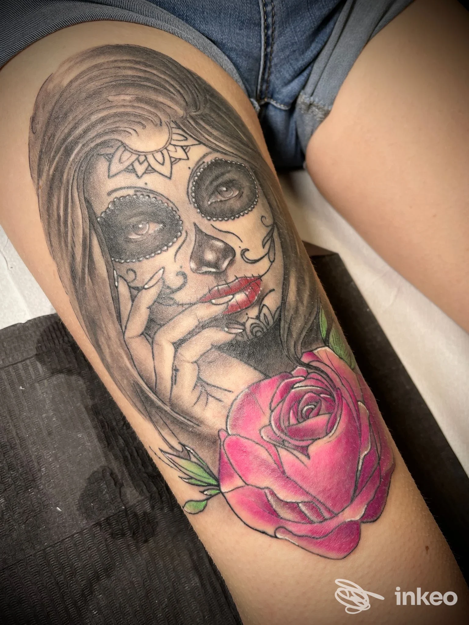 Tatuaggio su coscia con volto in stile sugar skull e una grande rosa rosa, Big Wave Tattoo Studio, Comiso.