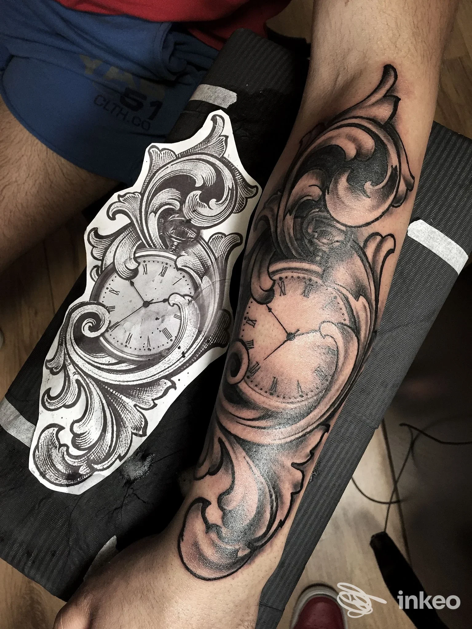 Avambraccio tatuato con orologio ornamentale in bianco e nero, fotografia del lavoro in corso — Big Wave Tattoo Studio, Comiso.