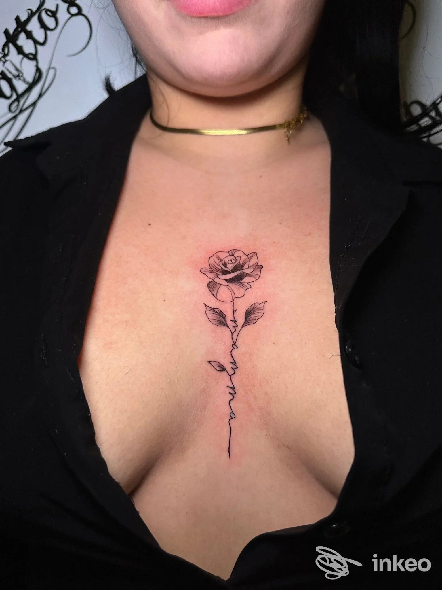 Rosa sottile tatuata sul decolleté, foto da Burgitto's Tattoo Studio a Giarre.