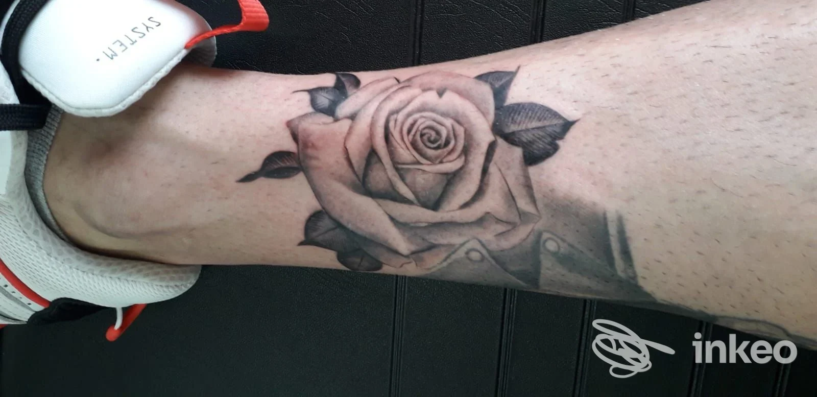 Rosa realistico in bianco e nero tatuata su gamba; foto inviata da Duke ta2 - Gallery & Tattoo Shop, Gela.