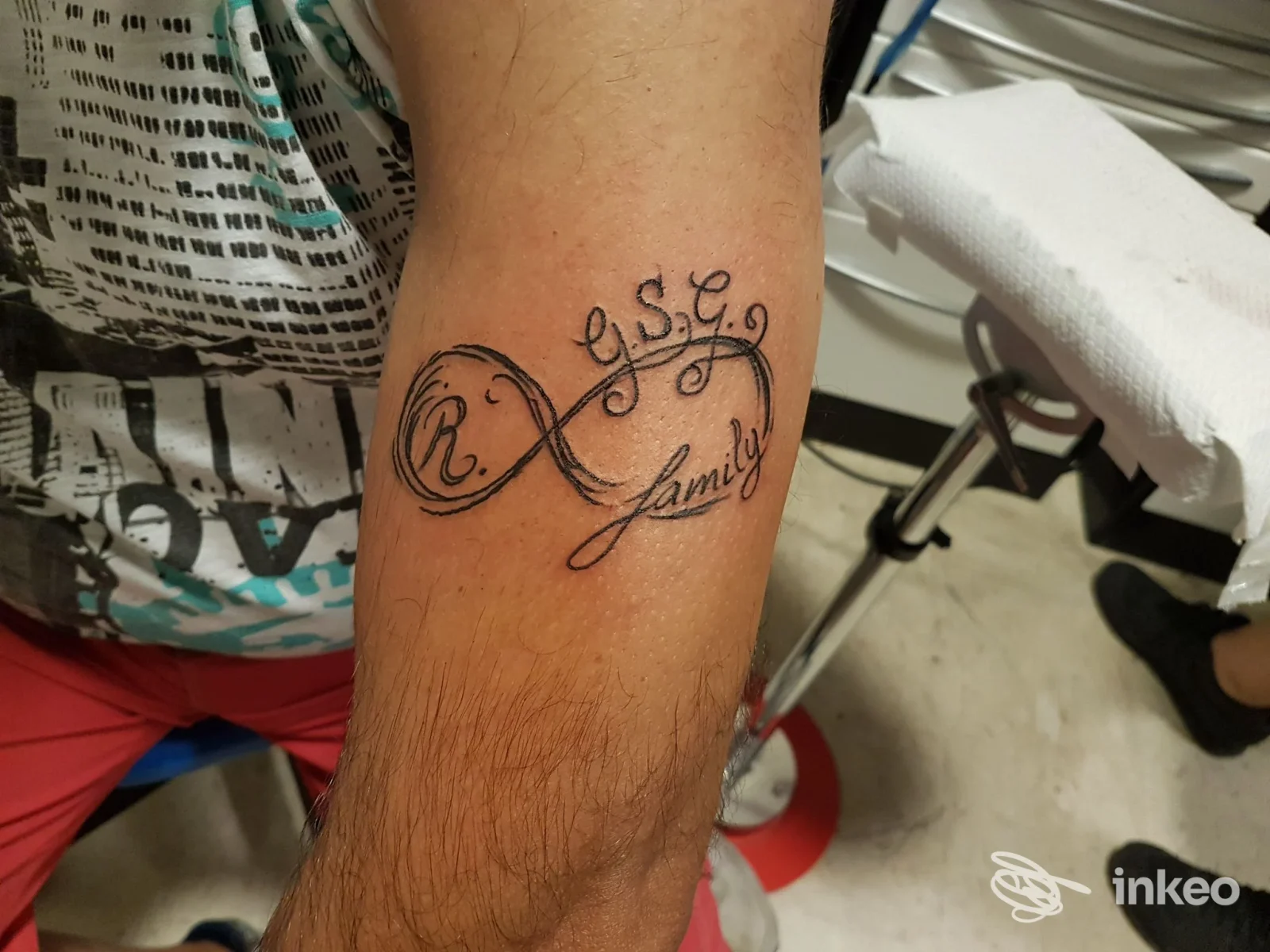 Tatuaggio script e simbolo a infinito sull'avambraccio, foto dallo studio Egizio Tattoo a Palermo.