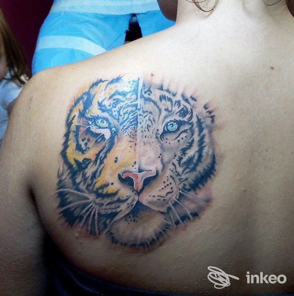 Tatuaggio del volto di una tigre sulla scapola sinistra, fotografato nello studio Bonnie & Clyde Tattoo a Palermo.