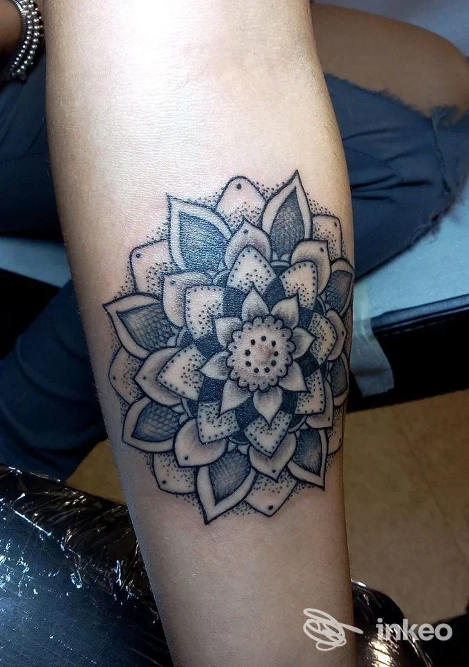 Fiore/mandala in nero e puntinato tatuato sull'avambraccio, immagine fornita da Bonnie & Clyde Tattoo Palermo.