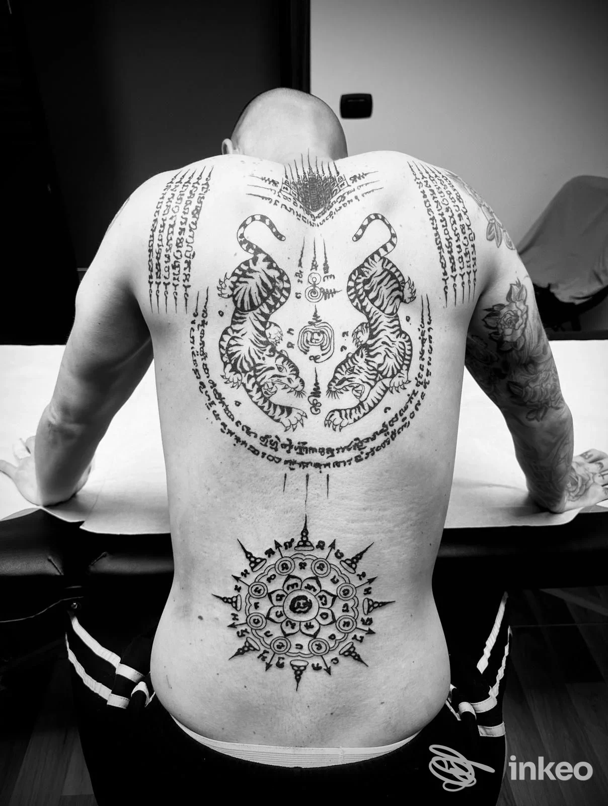 Foto in bianco e nero di schiena tatuata con due tigri specchiate e un mandala sul basso dorso, scattata per Emy Tattoo di Francesco Ciavolino, Pietraperzia.