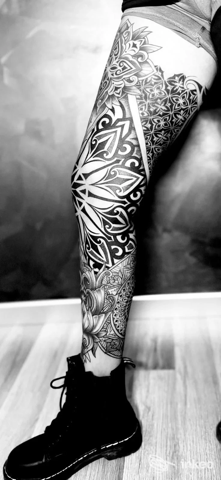Gamba tatuata con motivi geometrici e mandala, foto fornita da Emy Tattoo di Francesco Ciavolino, Pietraperzia.