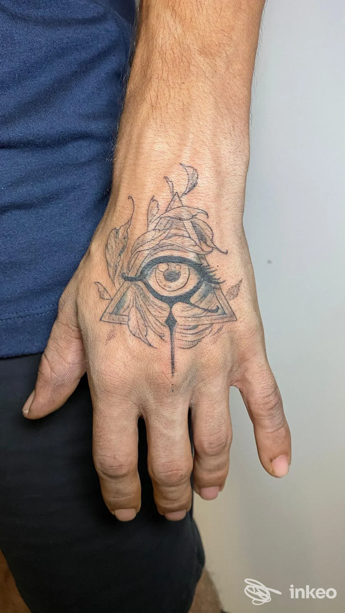 Tatuaggio a mano con occhio stilizzato in nero/grigio, foto fornita da GMR Piercing e Tattoo, Santa Margherita di Belice.