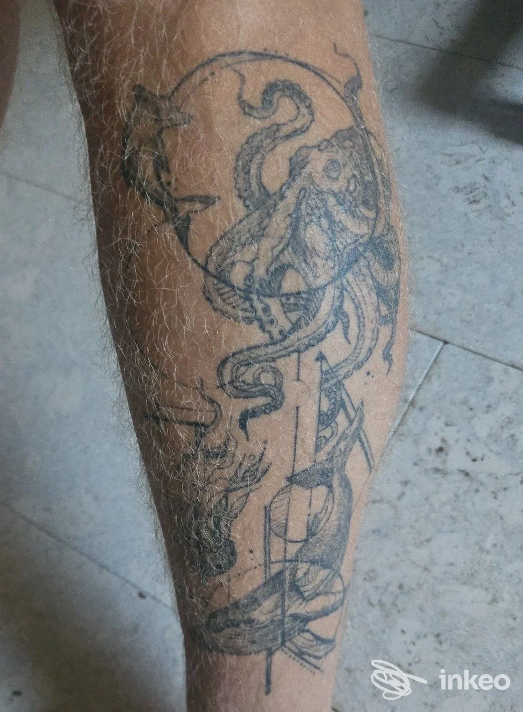 Tatuaggio a inchiostro nero di un polpo avvolto attorno a un pugnale sull'avambraccio, foto inviata da Laurita Sharpz - Tattoo & Art studio, Palermo.